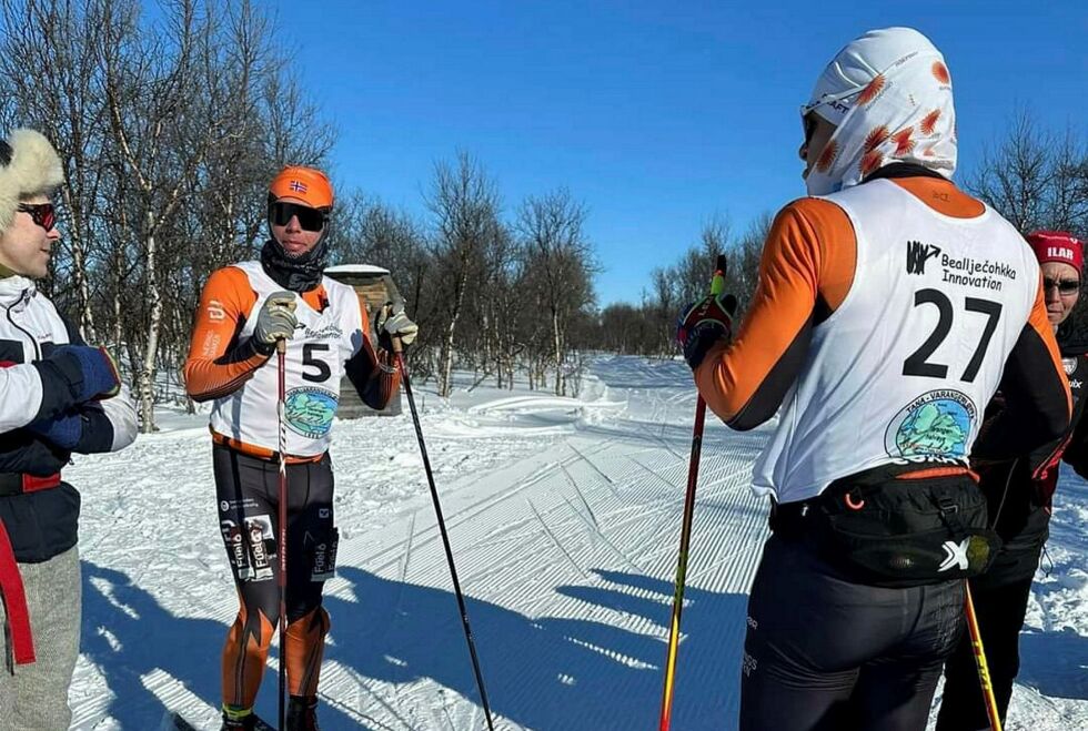 Henrik Arntzen Joks (startnummer 5) og Daniel Strand tok seg tid til påfyll ved Ilar sin suppestasjon ved Ilargammen.
 Foto: Ilar