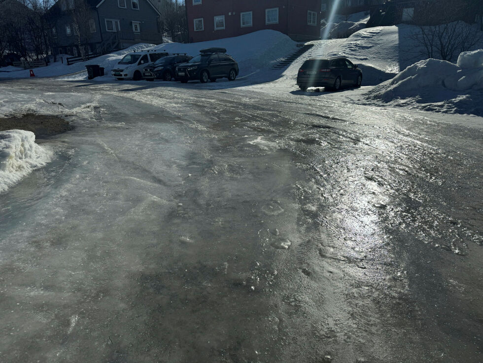 Spasere seg en tur her liksom, da gjelder det å ha tunga rett i munnen. Selv om det ikke nødvendigvis hjelper. Det trengs saker som brepigger. Dette var sentralt i Kirkenes sist søndag.
 Foto: Birgitte Wisur Olsen