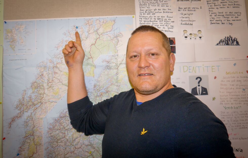 Tor H. Mikkola peker på Magerøya i Nordkapp kommune. Han bor nå selv i den største fiskerikommunen i Finnmark. Han mener at Sametinget bør kjempe for at hverken reketrålfiske eller lakseoppdrett bør foregå i Porsangerfjorden.
Foto: Grethe Skauge