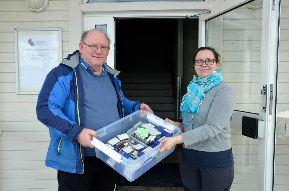 Tirsdag overleverte filmskaper Anstein Mikkelsen resten av sin omfattende filmproduksjon til museumskonservator Riinakaisa Laitila.
 Foto: Roger Albrigtsen