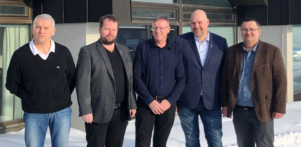 Ordførere fra henholdsvis Båtsfjord, Geir Knutsen (fra venstre), Berlevågs Rolf Laupstad, Vardøs Robert Jensen, Vadsøs Hans-Jacob Bønå og Nessebys Knut Store håper med prosjektet å løfte frem Varanger-regionen.
 Foto: Pressefoto