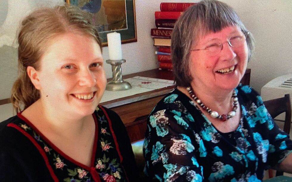 Kunstner Ragna Misvær Grønstad sammen med sin sjøsamiske mormor, som hun har skrevet brevet til. Brevet er nå en del av Høstutstillingen.
 Foto: Privat