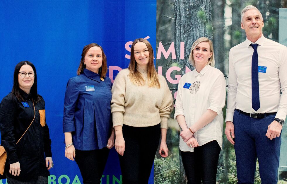 De arbeider for å styrke kreative næringer innen design med samisk profil. Fra venstre Marie Louise Somby (Árvu), Kirsten Østby (Sametinget), Anna Lisa Johannessen (Være), Karine Kimo Pedersen (Árvu) og Knut Arne Iversen (kreativ Industri). Foto: program Faamoe