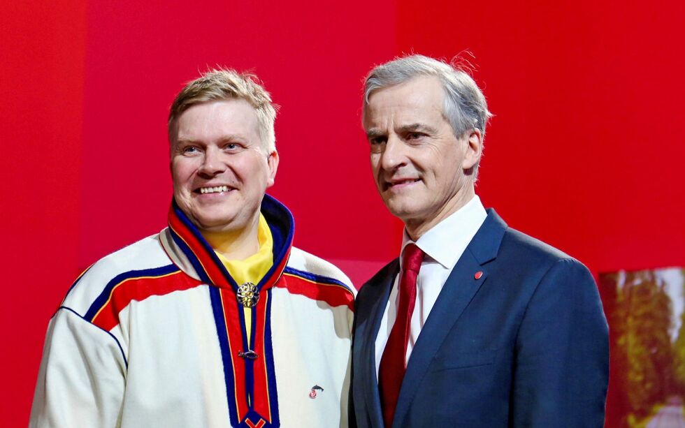 Parlamentarisk leder for Bargiidbellodat, Ronny Wilhelmsen (til venstre) og Aps partileder og statsminister Jonas Gahr Støre.
 Foto: Sandra Skillingsås, Arbeiderpartiet