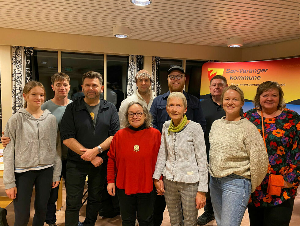 Fra venstre til høyre: Ida Greiner Green, Arve Greiner Green, Robert Nesje, Reidun Karlsen, Vegard Kristiansen, Sissel Jensen, Finn-Håkon Sneve Steinbakk, Egil Johansen, Amy Brox Webber og Nina Danielsen.
 Foto: Emil Olai Danielsen