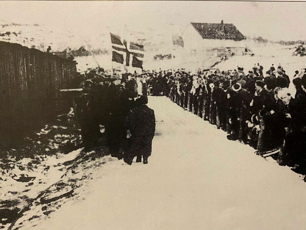 8. ap­ril 1945 ble det før­ste stør­re ski­renn ar­ran­gert i Nor­ge, én må­ned før res­ten av Nor­ge og Eu­ro­pa ble be­fridd. På bil­det ser vi at in­ter­es­sen for lang­ren­net med norsk og sov­je­tisk del­tak­el­se på Sand­nes var enorm.
 Foto: Olga Warelius