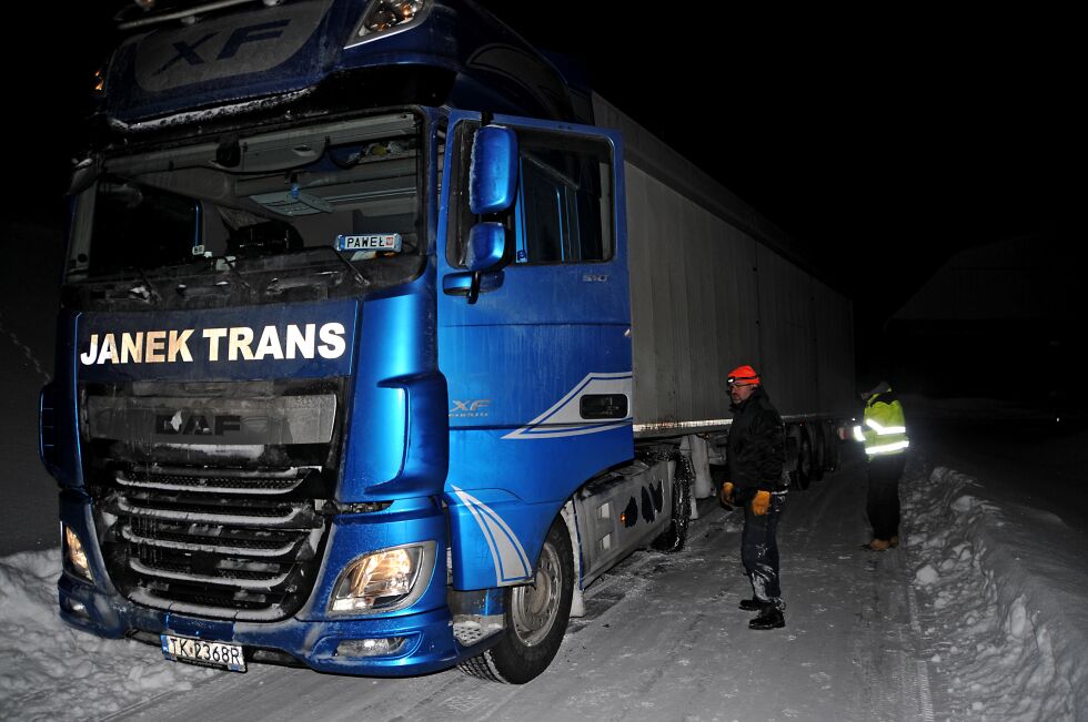 Denne utenlandske traileren stengte oppkjøringa til butikkene i andreetasjen på Kirkenes handelspark i nær tre kvarter mandag ettermiddag.
 Foto: Hallgeir Henriksen