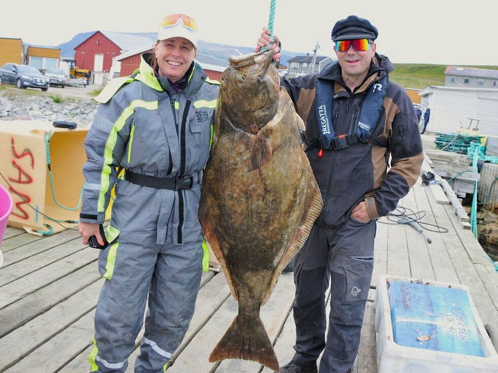 Freddy Olaussen vant kveiteklassen i havfiskekonkurransen på Veidnes lørdag. Vekta var 33 kilo. For noen år siden berget Britt Solveig Olaussen 3.-plassen med en 12 kilos kveite. Begge er blitt lidenskapelige kveitefiskere de senere årene.
 Foto: Hanne Klemetsen