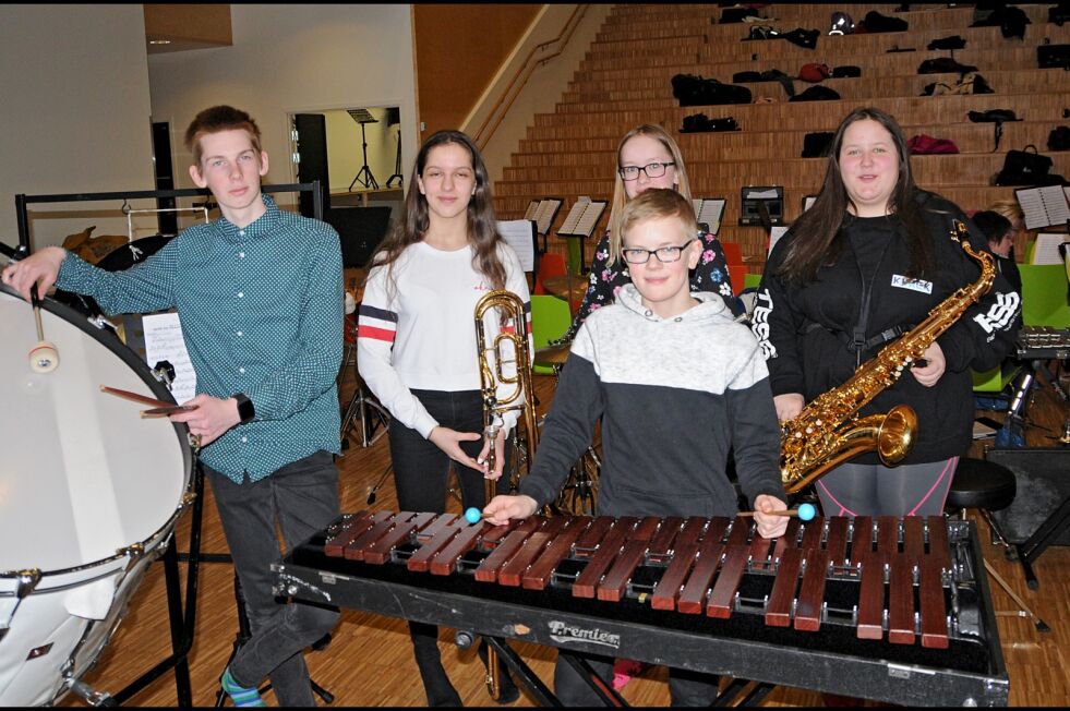 Matvey Shchetnev, Kristin Nystad, Ingrid Bekkeli, Remi-Andre Aune og Victoria Larsen synes alle det er helt topp å spille i korpset.
 Foto: Hallgeir Henriksen