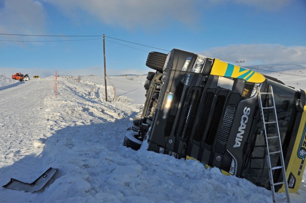 Det gikk greit med sjåføren av traileren etter ulykken. Bilen full av fisk, var planlagt å få opp på veien mandag ettermiddag.
 Foto: Erik Brenli