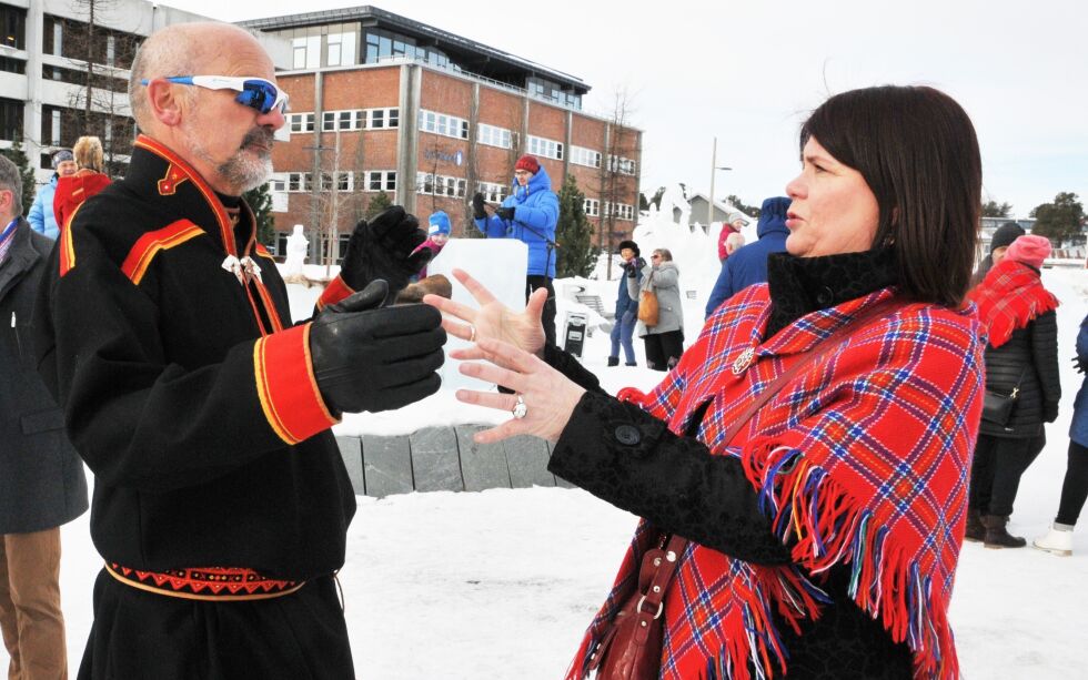 Landsmøtet i Venstre har lovfesting av samisk barnehage i valgprogrammet. Men listetopp for Venstre i Finnmark, Trine Noodt,  vet ikke om Venst­re får re­gjer­ing­en med på å ta lov­for­slaget til Stor­ting­et. Alternativet kan være et privat lovforslag.
– Klart det skjer in­gen ting om det bare står i et pro­gram. Vi pres­ser på for å få sak­en igjen­nom, lov­er Noodt, som her er sammen men tidligere lærer Viktor Johnsen i partiet Rødt. Foto: Rita Heitmann.