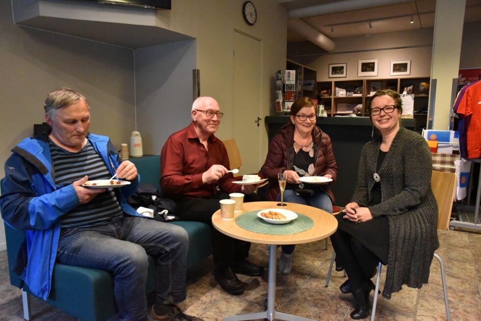 Martin Føhr, Sigmund Sarre, Bitten Sarre og Riinakaisa Laitila sitter å snakker etter utstillingsåpningen. – Utstillingen er bra for lokalmiljøet og for turister som kommer, sier Bitten Sarre.
 Foto: Kristin Antonie Humstad