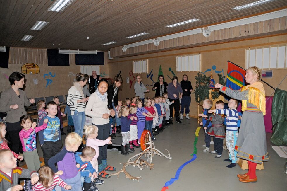 Sandness fikk både barn og voksne med i sangleker på Jakobsnes oppvekstsenter på torsdag.
 Foto: Hallgeir Henriksen