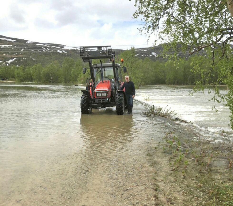 For Jens P. Pettersen og kona Edith er traktoren og beina deres eneste fremkomstmidler etter at huset ble omringet av flomvann. Foto: Privat