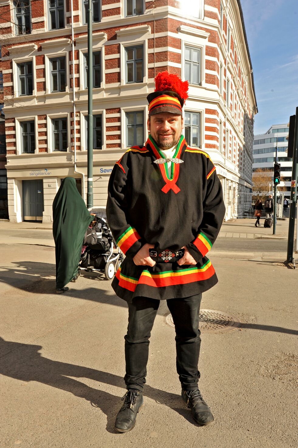 Per Heimly har kofta hengende klar i fotostudiet sitt sentralt i Oslo. Nå er han også klar for å bidra politisk i samepolitikken om han får sjansen til det. Han står på tredjeplass på Samefolkets parti sin liste i valgkrets Sør-Norge.
 Foto: Erik Brenli