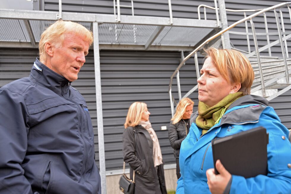 Aina Borch, her i samtale med Avinor-sjef Dag Falk-Petersen på Lakselv lufthavn Banak, mener at også Porsanger må bidra til å ta Finnmark videre. Der nettopp flyplassen i Lakselv med sin kapasitet kan være et viktig bidrag.
 Foto: Sonja E Andersen