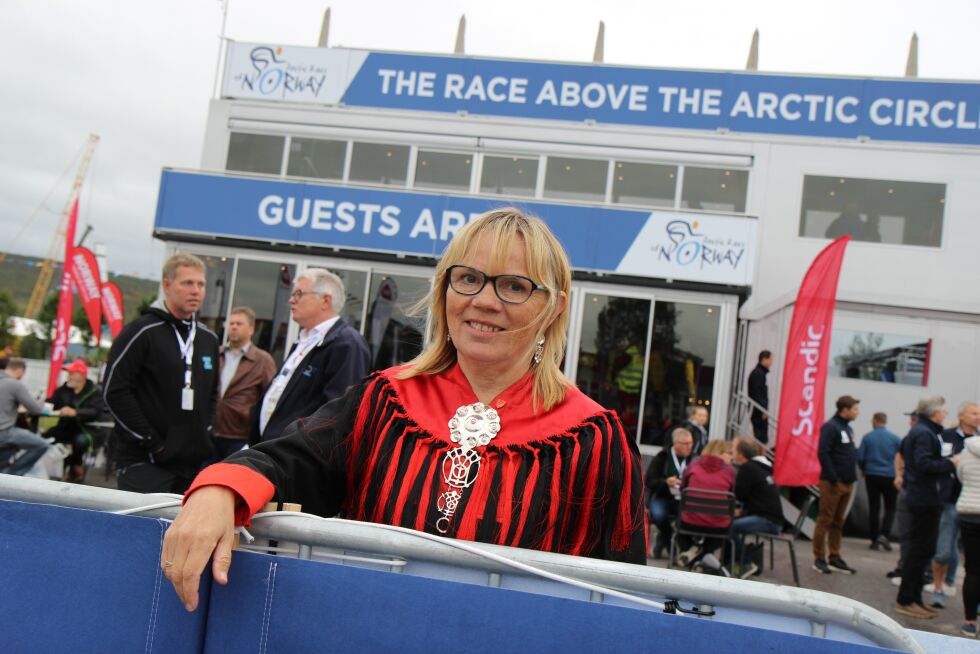 Marianne Balto i den lokale arrangementskomiteen er klar for å sende Arctic Race-sirkuset ut på den andre etappen.
 Foto: Torbjørn Ittelin