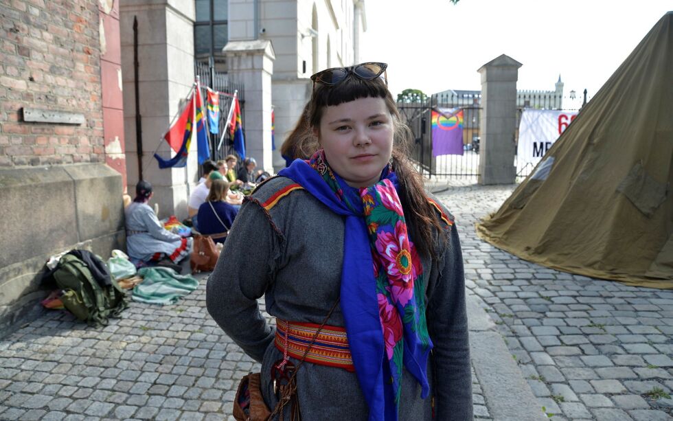 Kunstner Márjá Karlsen er aktuell med en utstilling på Senter for nordlige folk. Bildet er tatt i en annen anledning, det vil si forbindelse med Fosen-saken.
 Foto: Steinar Solaas