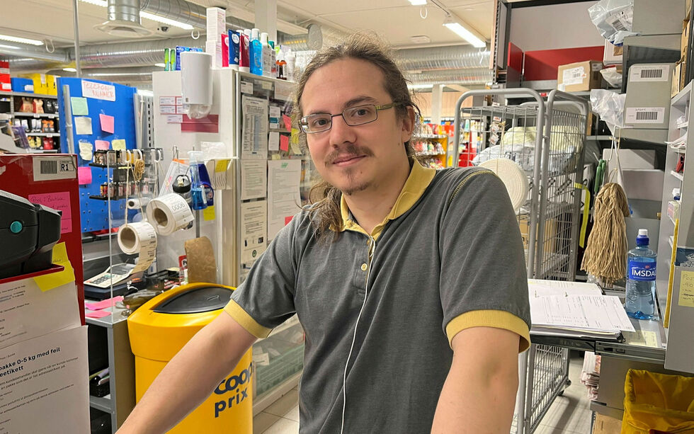 Vi møtte på Oskar Fossli, som jobber på den lokale Coop-butikken.
 Foto: Elin Wersland