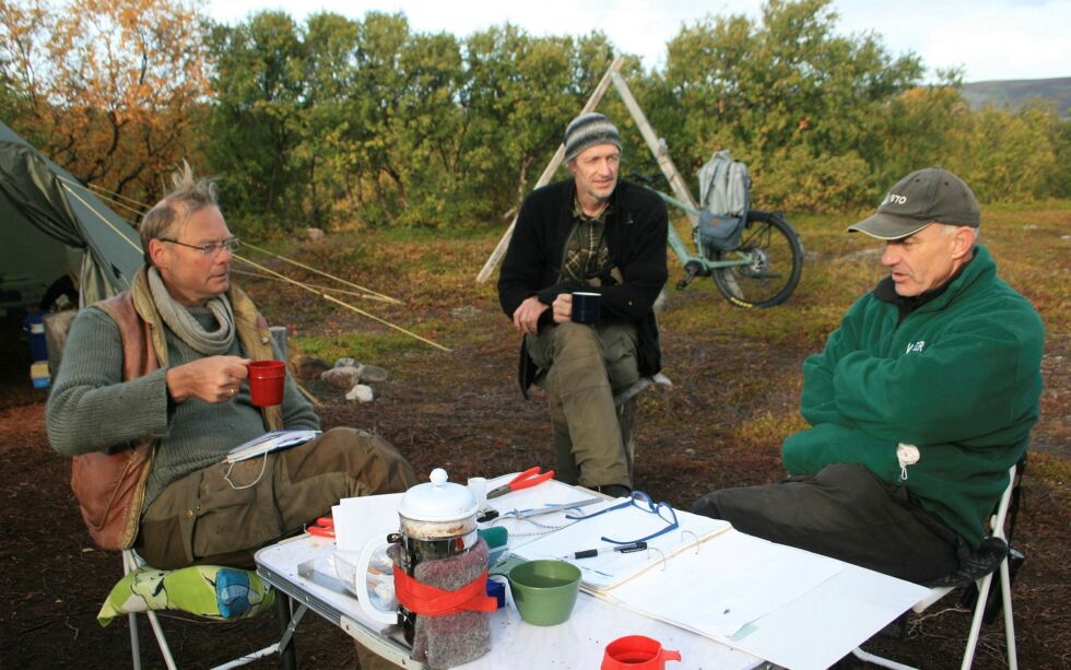 Her fore­går det re­gist­re­ring som art, må­ling, vei­ing og be­stem­mel­se av kjønn. Fra venst­re In­gar Jo­stein Øien, To­mas Aar­vak og Ni­gel Goodgame. ALLE FOTO: AN­THON SI­VERT­SEN