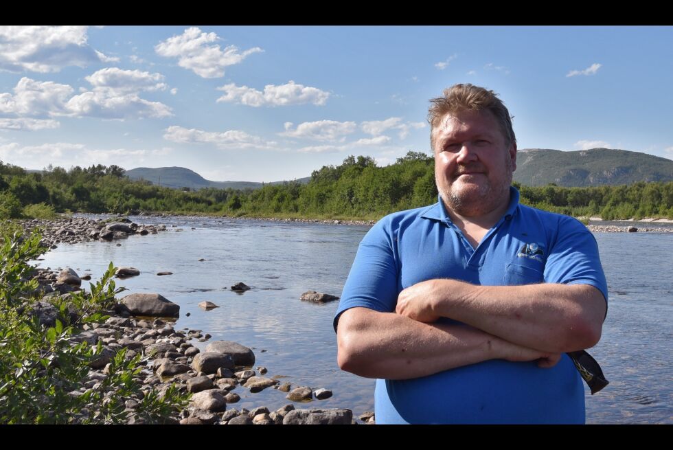 Nestleder Frank Haldorsen i Børselv jeger- og fiskerforening har mista lysta til å fiske i elva på grunn av mye søppel og mannskit.
 Foto: Henriette Lille