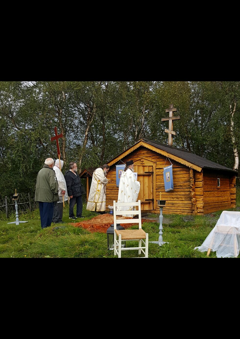 Her ser man alle som var til stede under gudstjenesten ved St. Georgs kapell i Neiden sist lørdag.
 Foto: Christina Mathisen