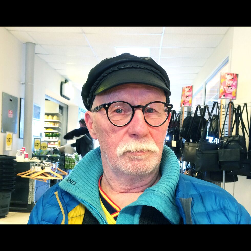 Torsdag morgen, da Bjørn Tore Pedersen var på vei innover fra Olderfjord mot Lakselv, kom det en møtende bil seilende inn i fronten på hans bil i Ytre Billefjord. – Det var såpeglatt på veien, og det måtte strøs før nødetatene kunne hjelpe oss som var involvert, sier han.
 Foto: Sonja E Andersen