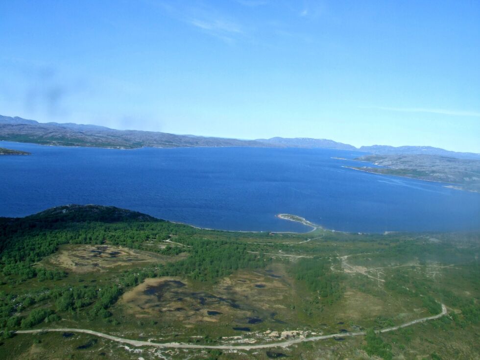 Midt i dette bildet, mellom Skogerøya og Høybukta kan det bli aktuelt å laste om russisk flytende naturgass i regi av Norteminal AS, som nylig fikk ja fra Direktoratet for brann og eksplosjonsvern.
 Foto: Privat