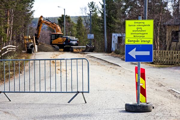 Gravearbeid langs Niitonjárgeaidnu