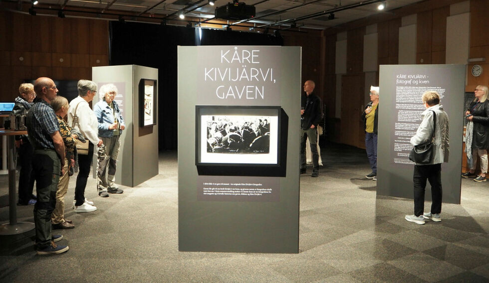 Mange møtte opp da årets sommerutstilling ble åpnet på museet i Vadsø sist søndag – der man kan se bilder tatt av Kåre Kivijärvi.
 Foto: Vadsø museum - Ruija kvenmuseu