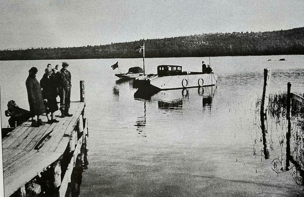 Fra 1930 var det fergeforbindelse mellom Svanvik og Salmijärvi, som fra 1920 til 1944 var finsk territorium.