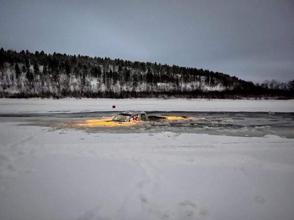 Bil gjennom elveisen