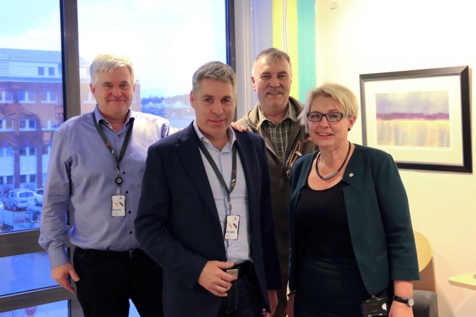 Kontraktssignering på regionvegkontoret i Bodø. Fra venstre: prosjektsjef Roar Sve, regiondirektør Trond P. Valeur (begge fra Skanska), prosjektleder Ivar Kaino og regionvegsjef Turid Stubø Johnsen i Statens vegvesen.
 Foto: Marius Skjerve Staulen