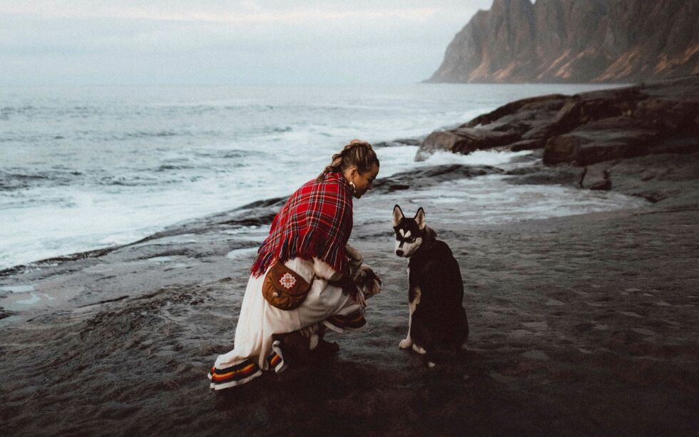 Den samiske kunstneren Kine Yvonne Kjær har sin bakgrunn fra Senja.
 Foto: Erlend Gade