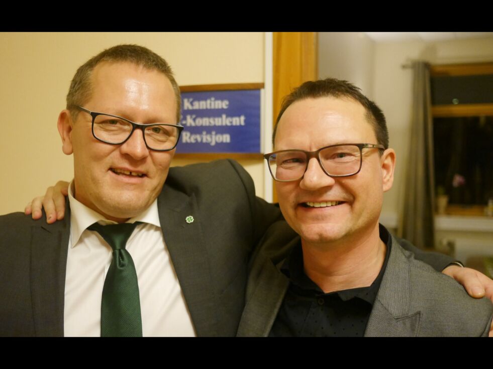 BRAKSEIER:  
Ordførerkandidat Tor Mikkola i Nordkapp Senterparti (til venstre) og  ordførerkandidat Jan Olsen i Nordkapp SV kunne sammen feire brakseier i årets kommunevalg i Nordkapp; med henholdsvis 30,0 og 36,9 prosent av stemmene.
 Foto: Geir Johansen