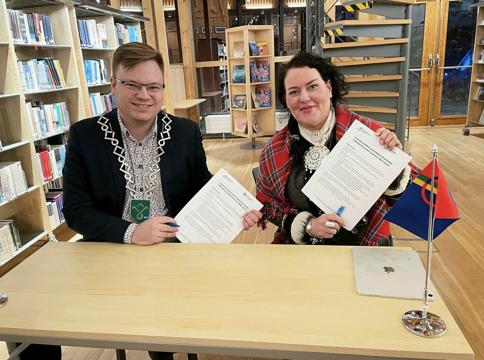 24. november 2021 signerte fylkesordfører Even Aleksander Hagen (Ap) og sametingspresident Silje Karine Muotka (NSR) samarbeidsavtale mellom Innlandet fylkeskommune og Sametinget.
 Foto: Sametinget