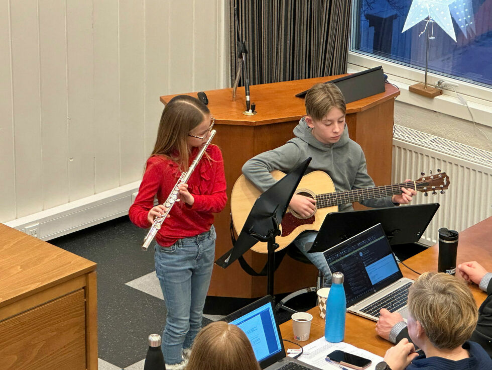 Søskenparet Hannah og Markus Øygard Thomassen åpna kommunestyret med vakre toner i variasjoner over Greensleeves.
 Foto: Hallgeir Henriksen