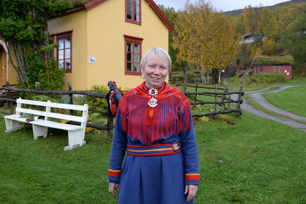 Leder for Várdobáiki samisk senter Kjersti Myrnes Balto mener det samiske har sin plass i Evenes. Her er hun på Gállogiedde samisk friluftsmuseum. Den gamle markasamiske gården som er omgjort til museum, ligger i Evenes kommune og er også festivalplass for Márkomeannu.
 Foto: Steinar Solaas