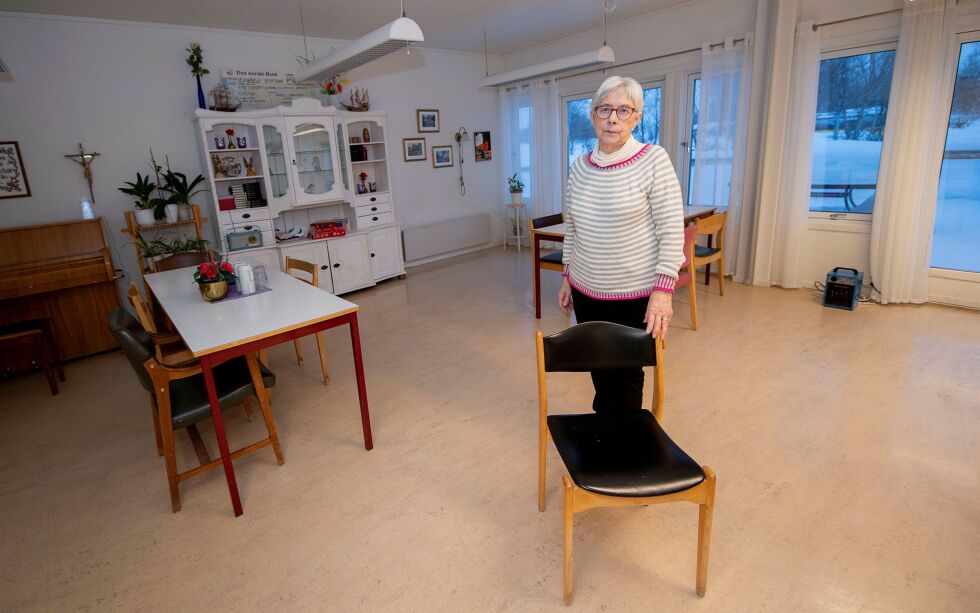 Leder i pensjonistforeningen, Aina Hanssen, har sørget for at det ble bestilt 25 nye spisestoler med armlener til Porstun.
 Foto: Cecilie Bergan Stuedal