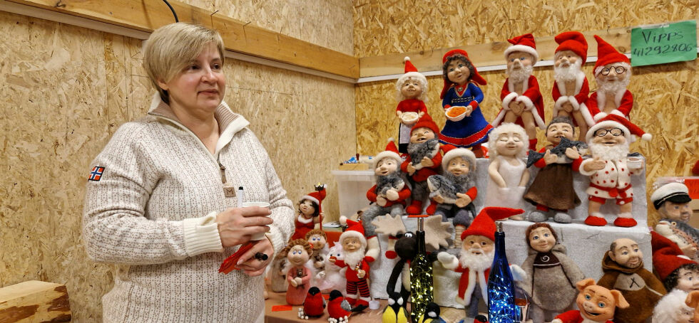 Marina Wickstrøm med noen av sine morsomme tovede figurer.
 Foto: Hill Haga