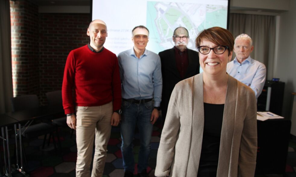 Espen Suhr (prosjektleder Alta nærsykehus og Samisk helsepark, Finnmarkssykehuset), Åge Rødde (prosjektleder Sykehusbygg HF), Lars Bjørn Mehus (prosjektleder organisasjonsutvikling, Finnmarkssykehuset), Lill Gunn Kivijervi (prosjektsjef Finnmarkssykehuset) og Christian Brødreskift (prosjektleder Sykehusbygg HF).
 Foto: Pressefoto