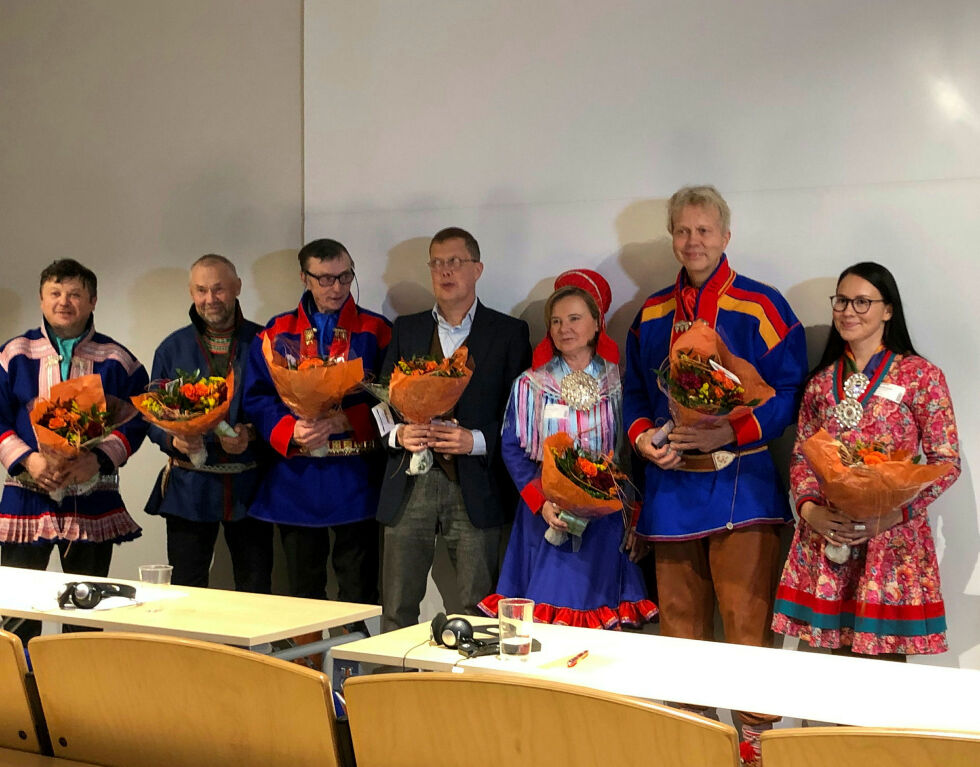 Reindriftslovutvalget takkes av etter at rapporten er levert.
 Foto: Stein Torger Svala
