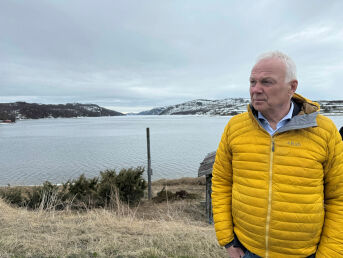 Dundrer tungtrafikk og turistbusser, mangler gangvei