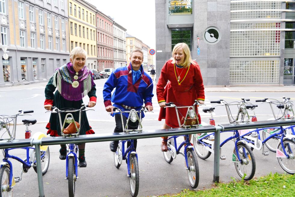 Fra venstre Anita Persdatter Ravna, Tor Gunnar Nystad og Kirsti Guvsám oppfordrer Oslo kommune til blant annet å legge mer penger på bordet til samisk hus.
 Foto: Pressefoto