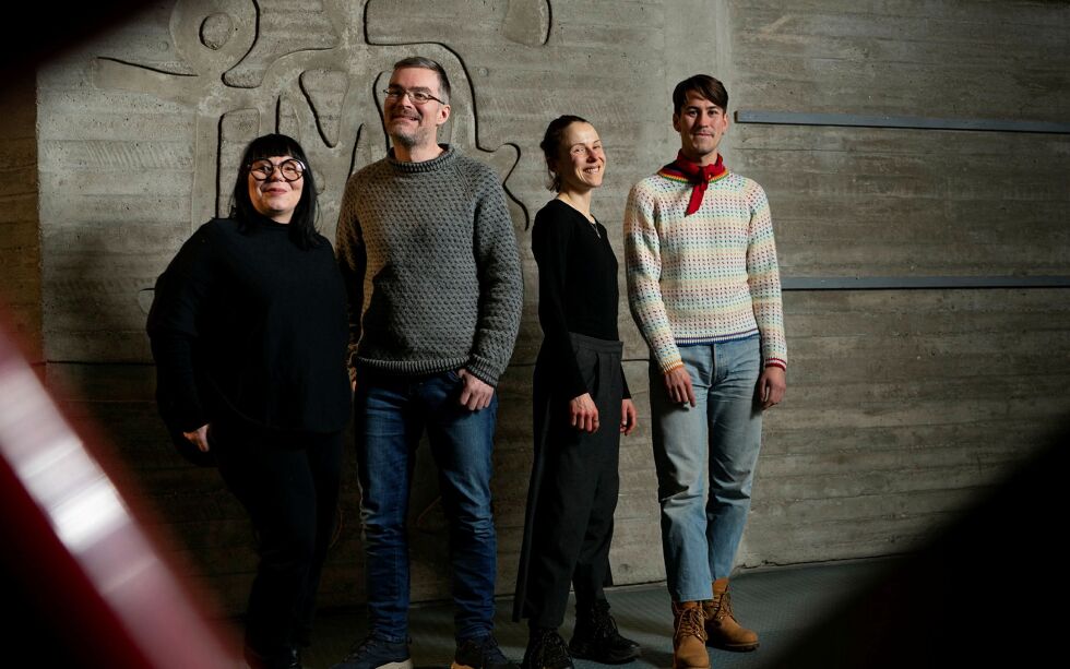 Da har de fire manustalentene fått kurs, og har skrevet på stykkene sine i over ett år, gjennom prosjektet «Sápmi forteller». Nå fremføres tekstene til Anne Berit Anti, Terje Andre Wollmann, Sarakka Gaup og Ole Henrik Lifjell på Kautokeino kulturhus.
Foto: Aslak Mikal Mienna