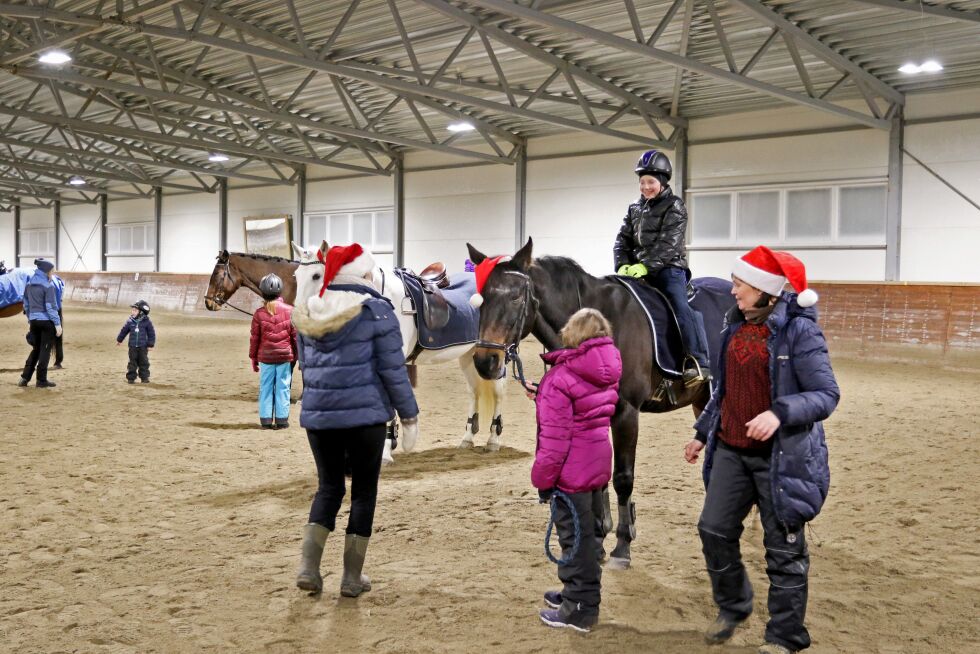 Linnea Bordi (10) (på hesteryggen) var kjempefornøyd med å få seg et par runder på hesten.
 Foto: Silje L. Kvammen