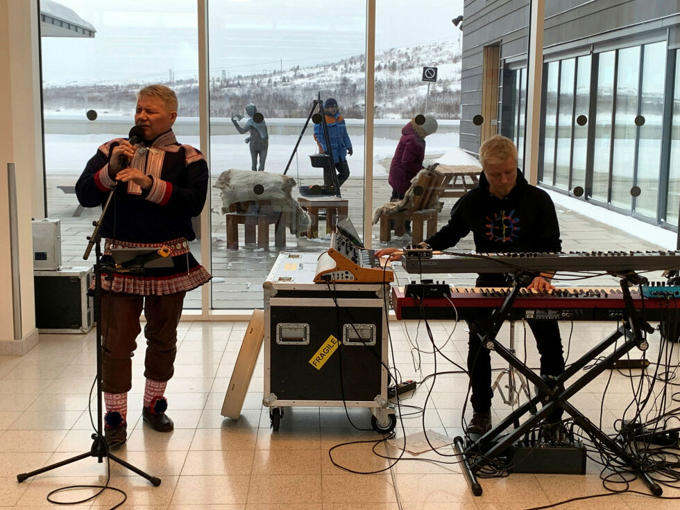 Šáv­va med John Hen­rik Mi­en­na (til venstre) og Jack John­sen bød på kon­sert i foa­je­en på Kir­ke­nes sy­ke­hus i an­led­nin­g same­folk­ets dag.
 Foto: Privat
