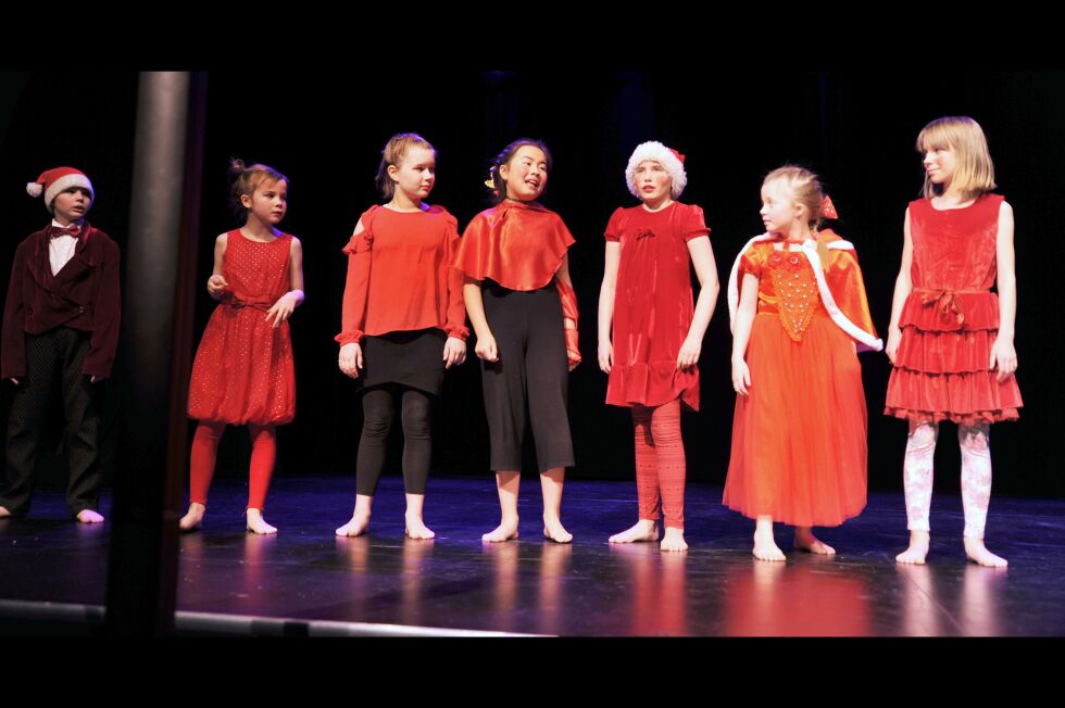 Hele sju konferansierer sørget for god orden på stykkene på juleavslutningen til Tana kulturskole.
 Foto: Erik Brenli