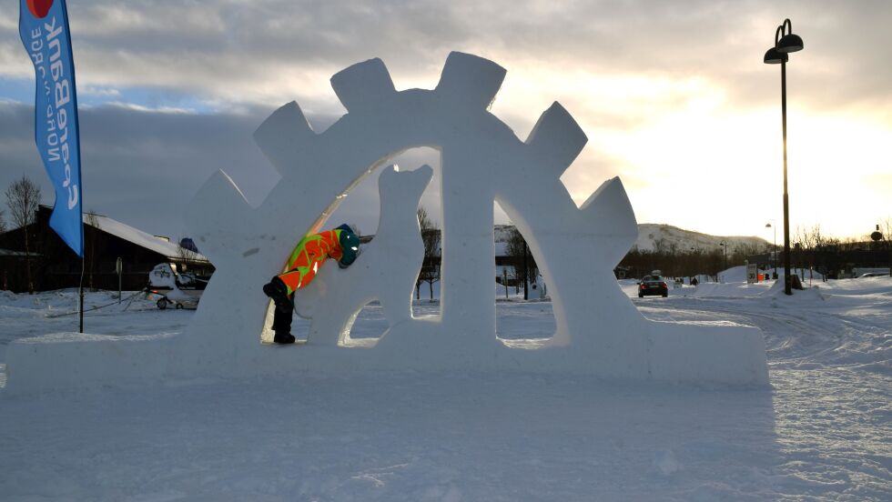 Bildet er fra mars, der flotte snøskulptur lagd av Hilly Sarre pynter opp kommunesenteret.
 Foto: Hilde Porsanger (arkiv)