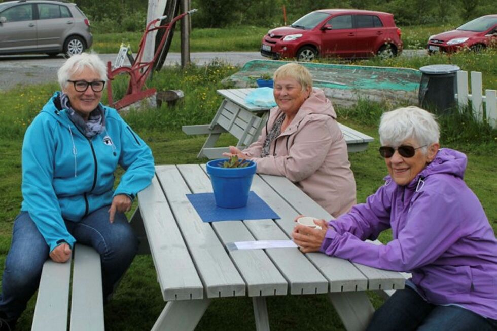 – Det­te har vi ven­ta på, sier de tre for­nøy­de da­me­ne, In­ger Bor­then, In­ger In­ge­brigt­sen og To­rill De­ger­strøm. FOTO: HEI­DI PERS­DAT­TER